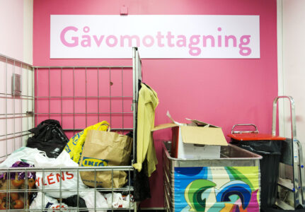 Gåvomottagning på Myrornas second hand.