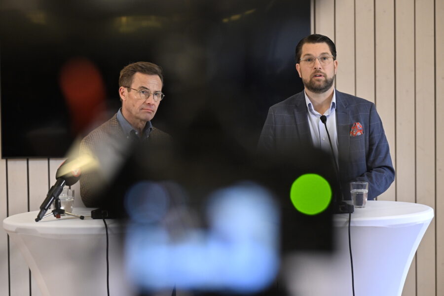 ulf kristersson och jimmie åkesson står bredvid varandra vid podium