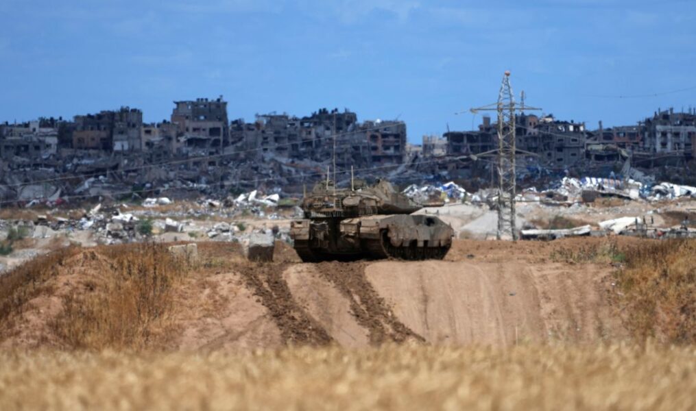 En israelisk stridsvagn har utsikt över Gazaremsan, sett från södra Israel, måndagen den 6 maj 2024. (AP Photo/Tsafrir Abayov) JMA114