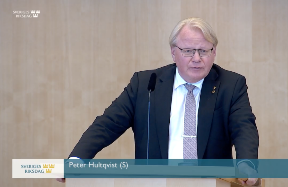 Peter Hultqvist (S) i talarstolen när DCA-avtalet debatteras i riksdagen under tisdagen.
