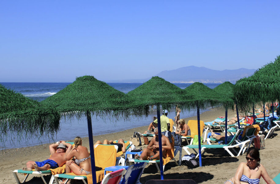 Folk solar på spansk strand