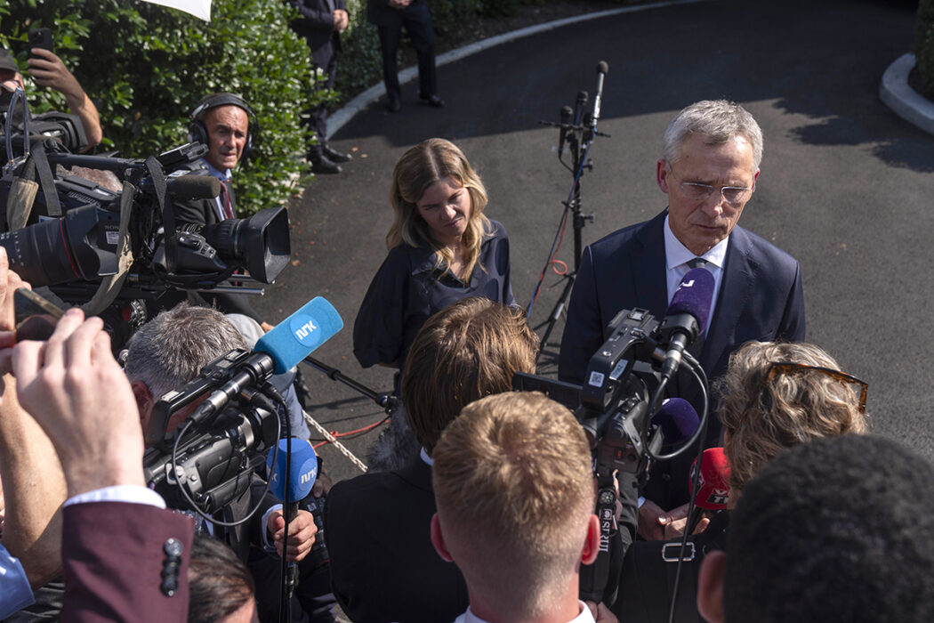 Jens Stoltenberg bland reportrar