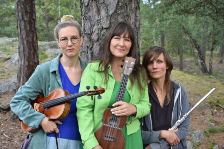 Medlemmarna i Tree Oh! står framför ett träd.