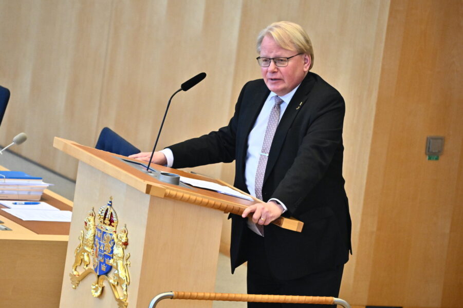 Peter Hultqvist talar i riksdagen.