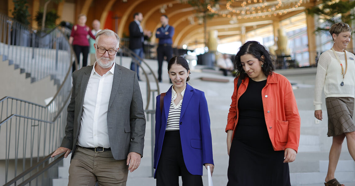 L-ledaren Johan Pehrson, klimat- och miljöminister Romina Pourmokhtari (L) och EU-valskandidaten Simona Mohamsson (L), besöker Volvos utställningscenter i Göteborg.