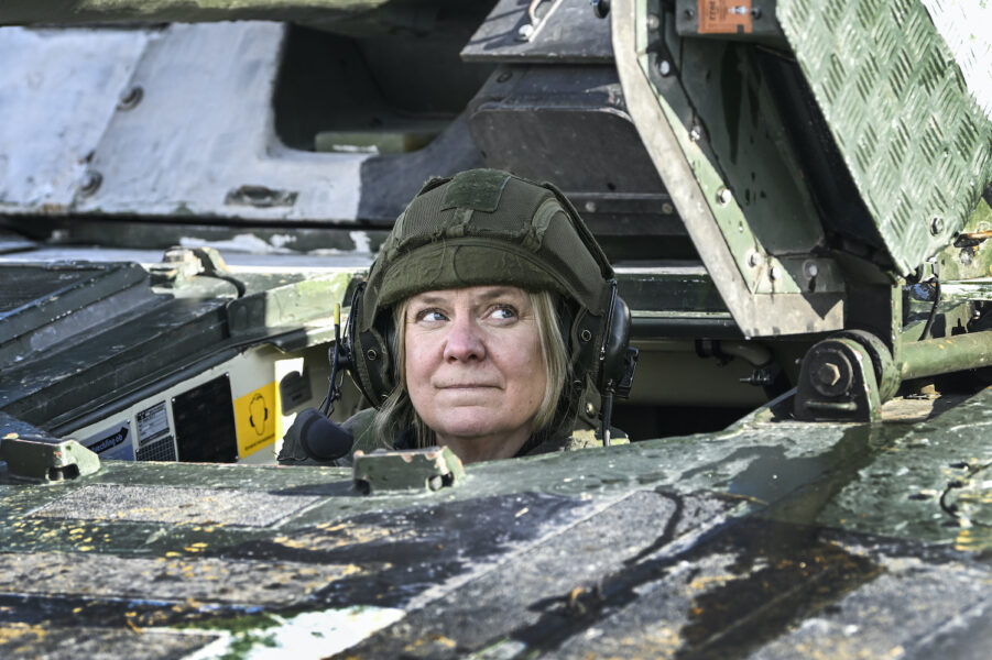 Magdalena Andersson sitter i en stridsvagn med hjälm.
