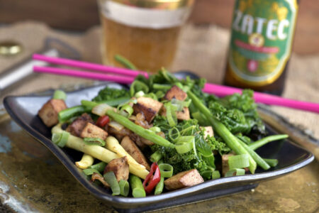 En tallrik med tofu och grönsaker.