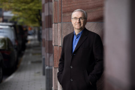 en medelålders man med grått här