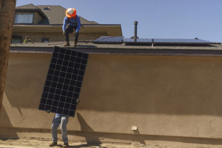 montörer monterar solpanel