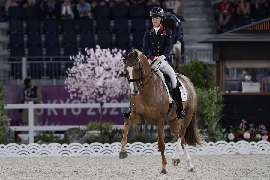 Charlotte Dujardin rider dressyr i OS i Tokyo.