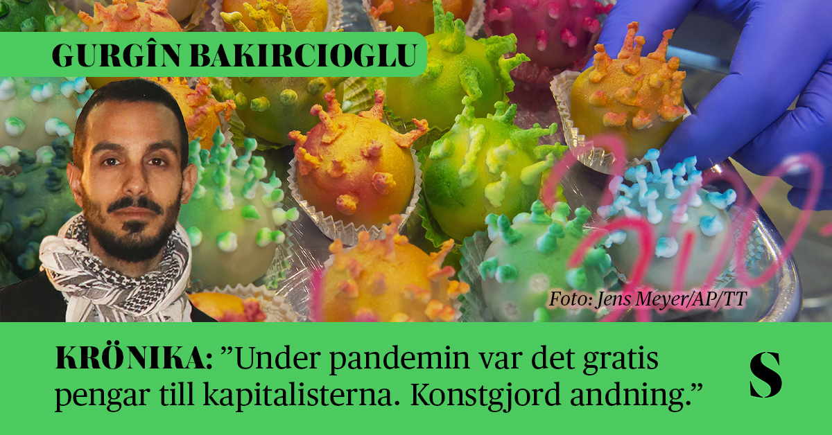 En hand i gummihandske tar en färggrann bakelse i form av ett coronavirus från ett fat med många sådana.