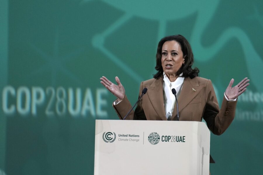 Kamala Harris talar på COP28.