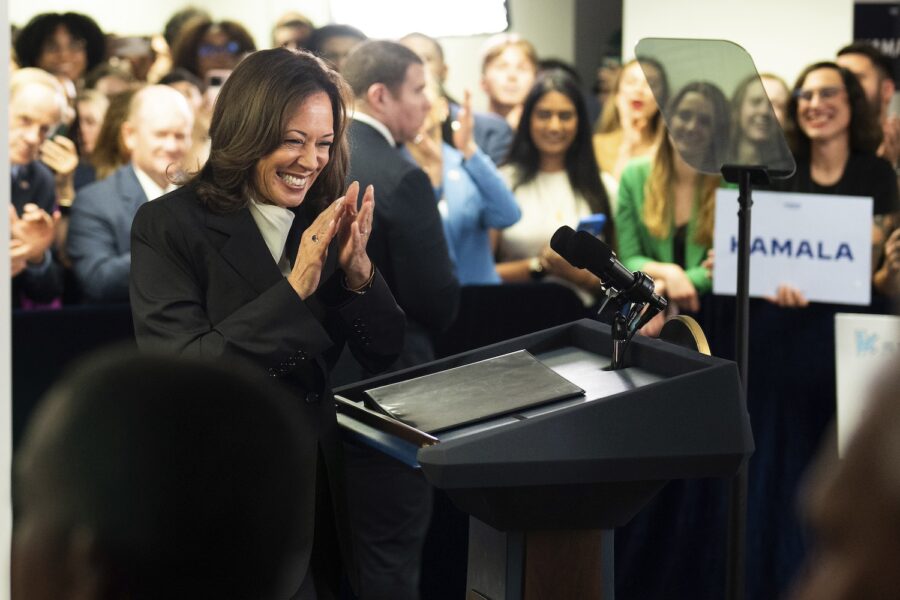 Kamala Harris på väg att hålla tal i sitt kampanjhögkvarter under måndagen.