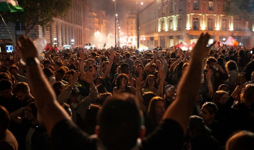 Folk samlas på torget Republique efter den andra omgången av parlamentsvalet söndagen den 7 juli 2024, i Paris. Vänstern gick överraskande bra, blev störst och lyckas därmed hålla ytterhögern borta från makten. Foto: AP/Louise Delmotte.