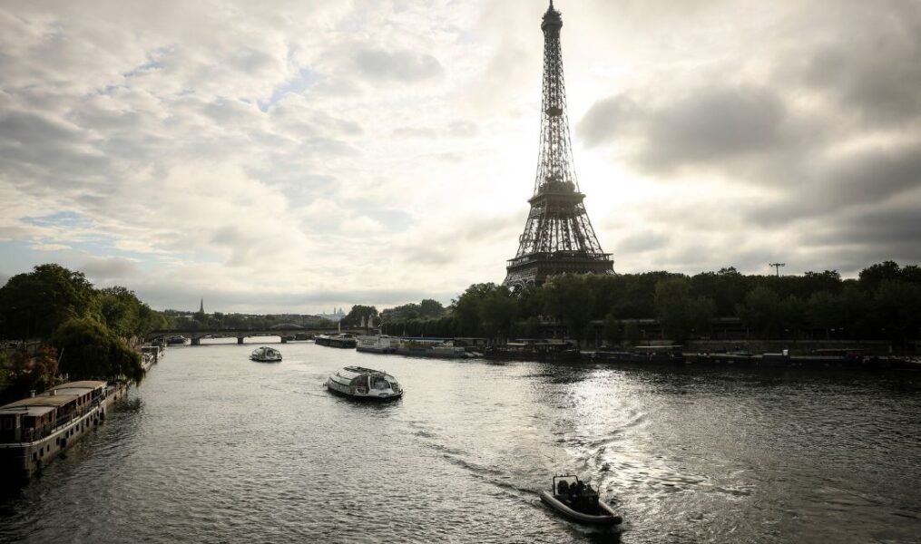 Floden Seine när den rinner genom Paris.