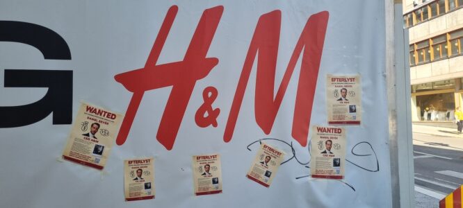 Så kallade "efterlyst-affischer" uppsatta på en vägg med H&M:s logga.
