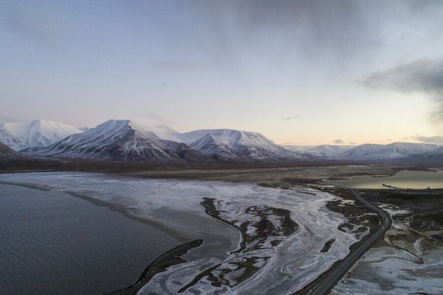 De varmare temperaturerna på Svalbard gör bland annat att glaciärerna smälter och att skredrisken ökar i takt med ökad nederbörd.