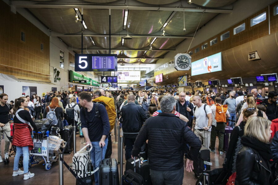 Människor som trängs på Arlanda.