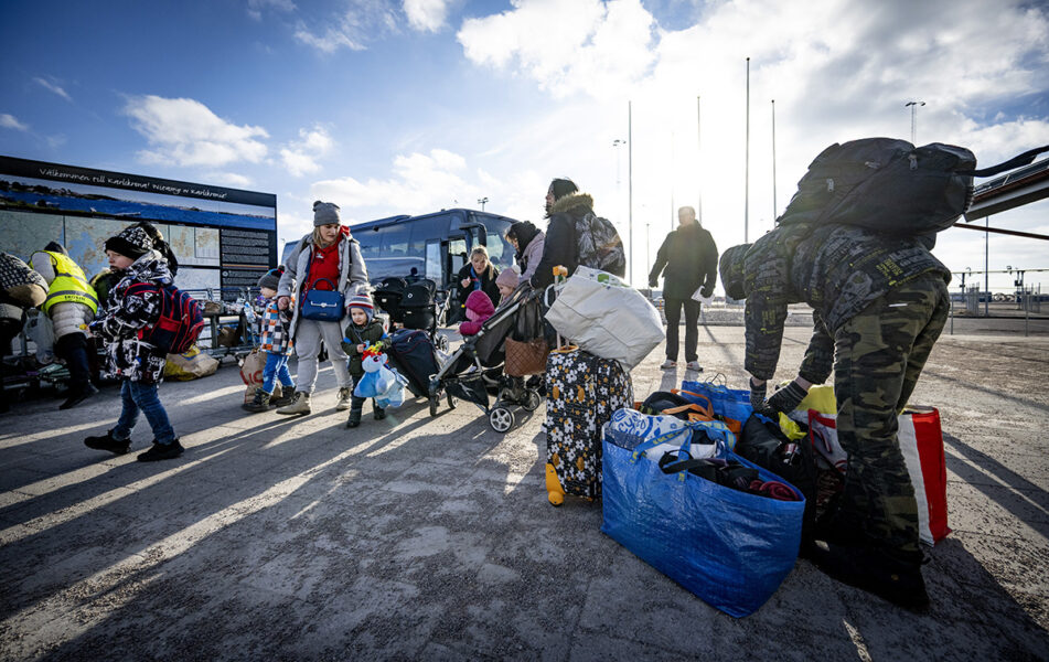 Människor går med packning utomhus