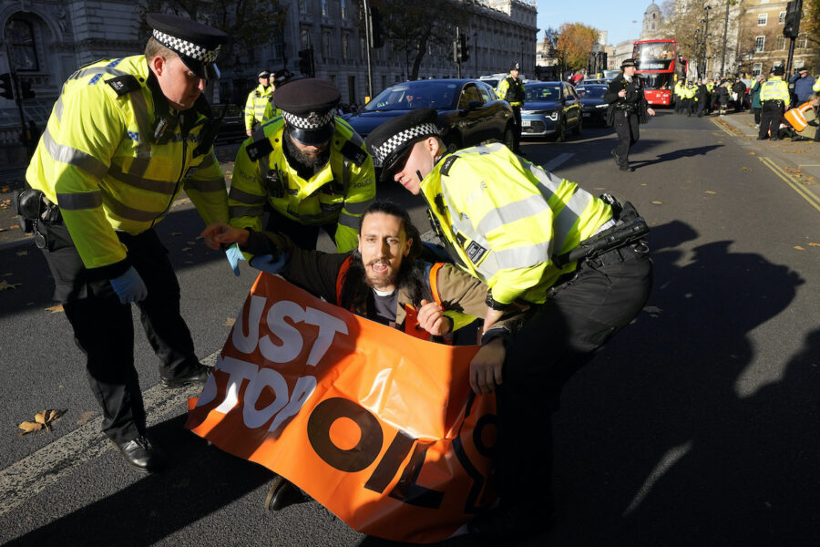 demonstrant grips av brittisk polis