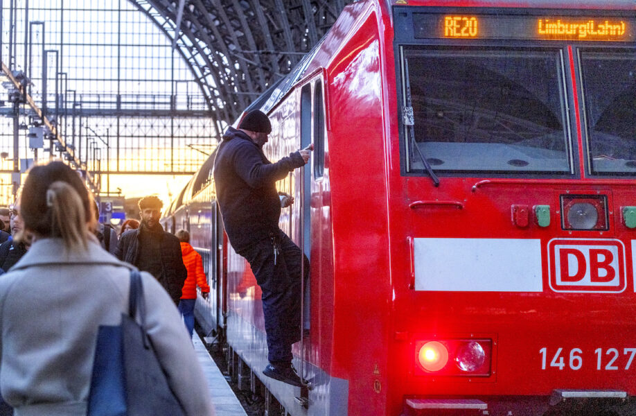 ett tåg på en tågstation