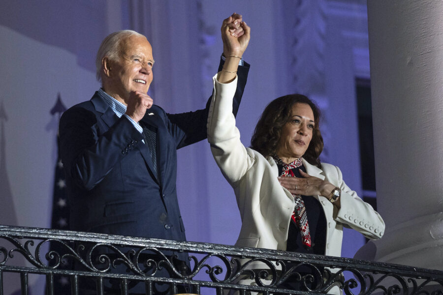 biden och harris på en balkong