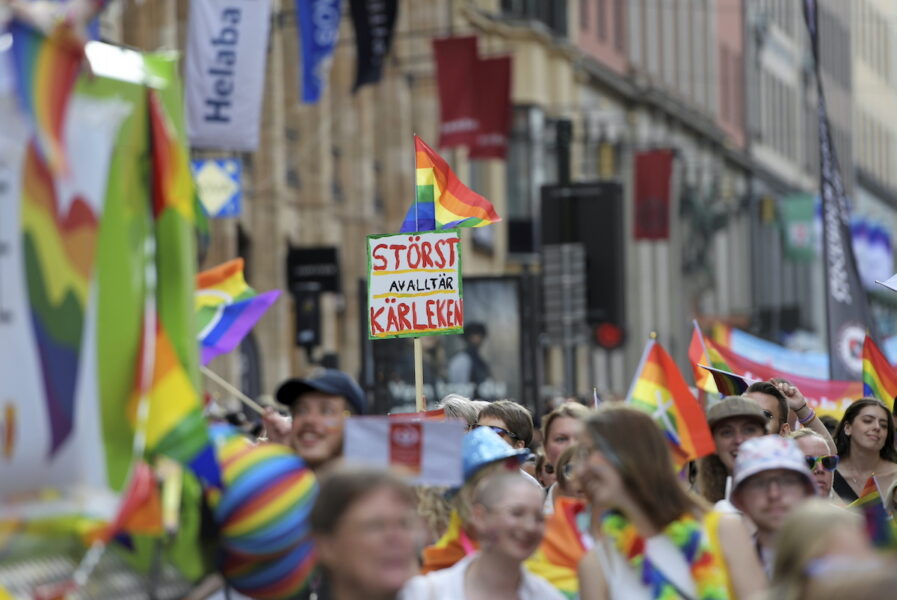 Pride tåg med regnbågsflaggor