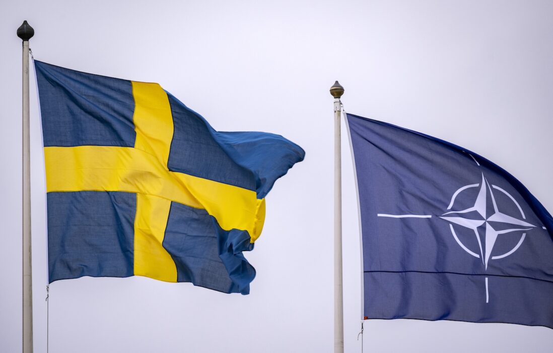 Den svenska flaggan och Nato-flaggan, hissade bredvid varandra i samband med Sveriges Nato-inträde i mars i år.