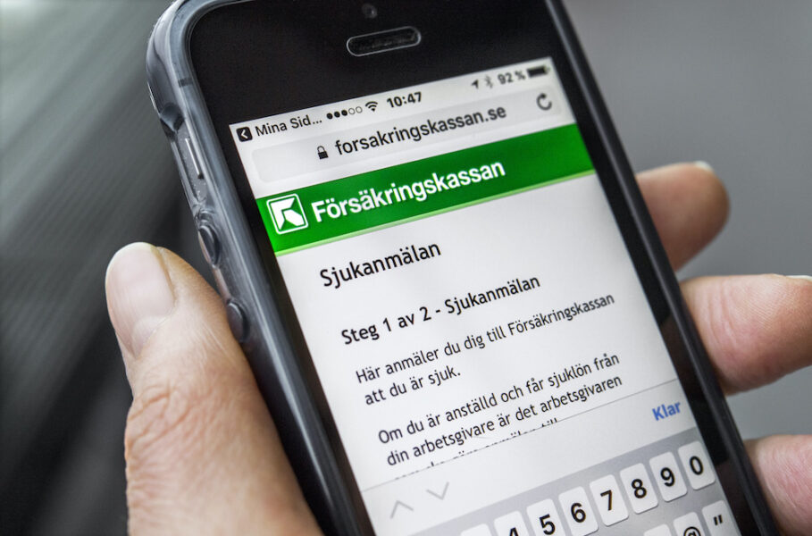 Person sjukanmäler sig hos Försäkringskassan via mobilen