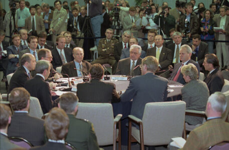 Kostymklädda män runt bord