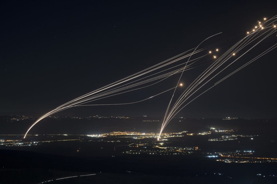 Det israeliska luftförsvarssystemet skjuter för att avvärja en raketattack från Libanon under natten till söndagen.