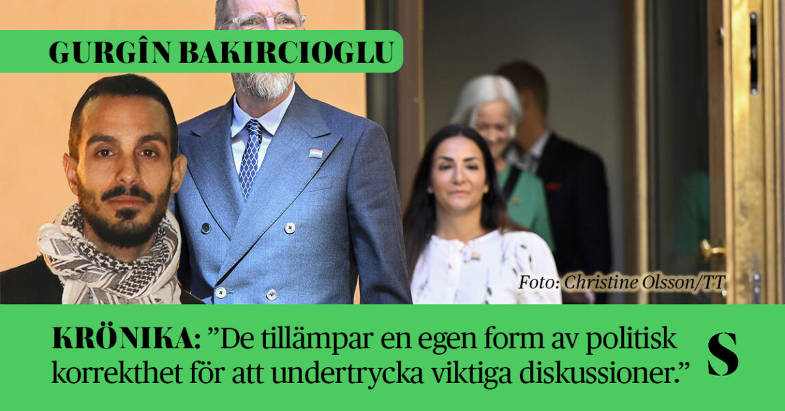 Tre ministrar kommer ut genom en dörr – Parisa Liljedahl i mitten. Skribenten i förgrunden.