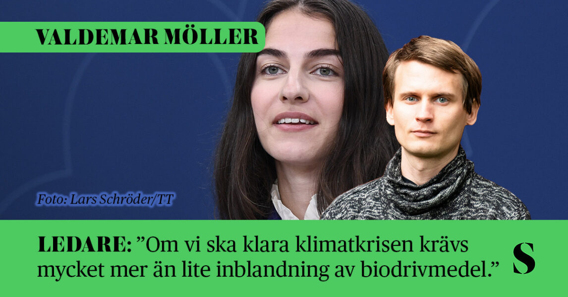 Miljö- och klimatminister Romina Pourmokhtari ler. Skribenten i förgrunden.