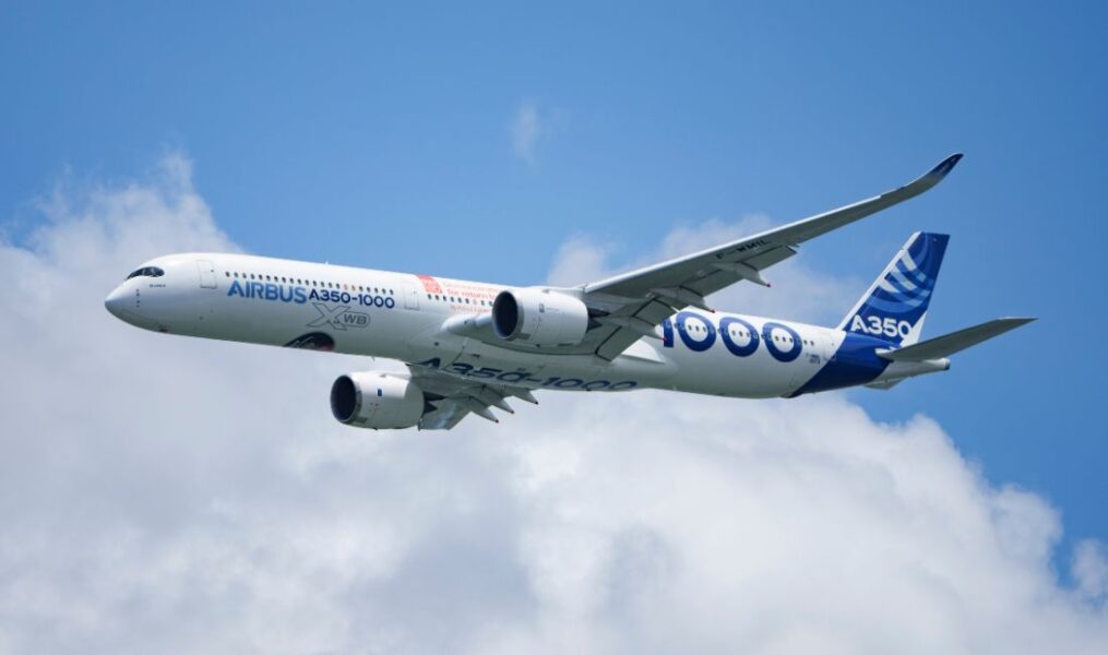 Ett Airbus A350 flygplan i luften.