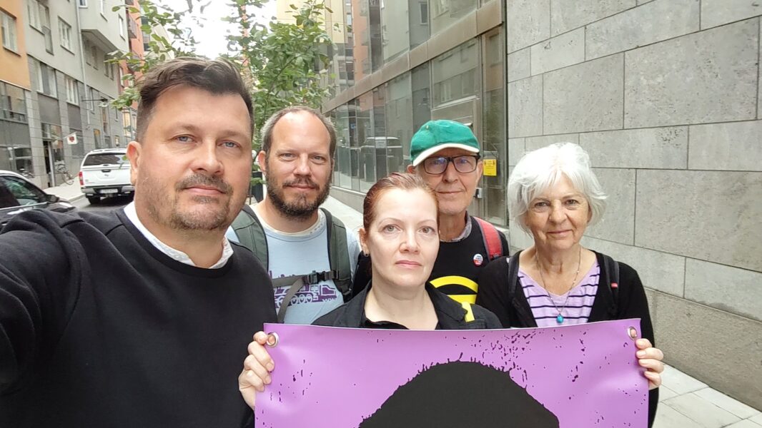  Olga Lännevall Fedorina och Viktor Jonsson från Rosamålets styrelse och Calle Karnerud, Karin Norman och Dan Lännevall från Extinction Rebellion var med vid överlämningen av kraven på staten idag.