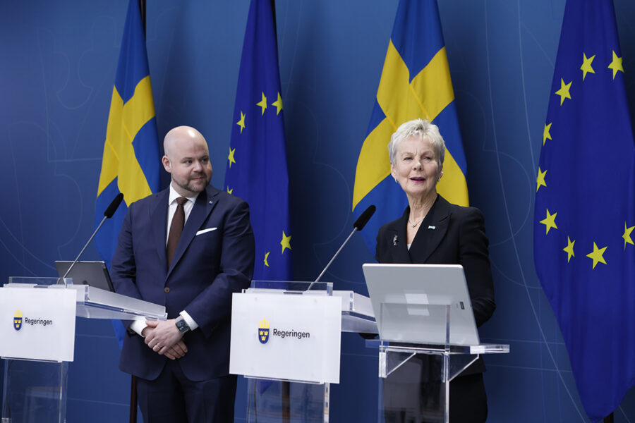 Peter Kullgren och Elisabeth Nilsson framför svenska flaggor