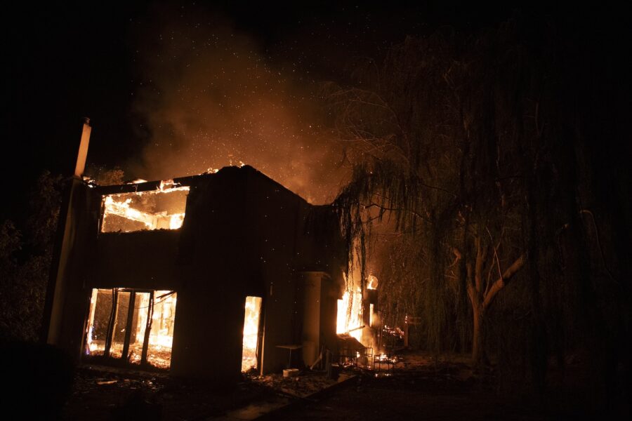 Hus övertänt av brand.