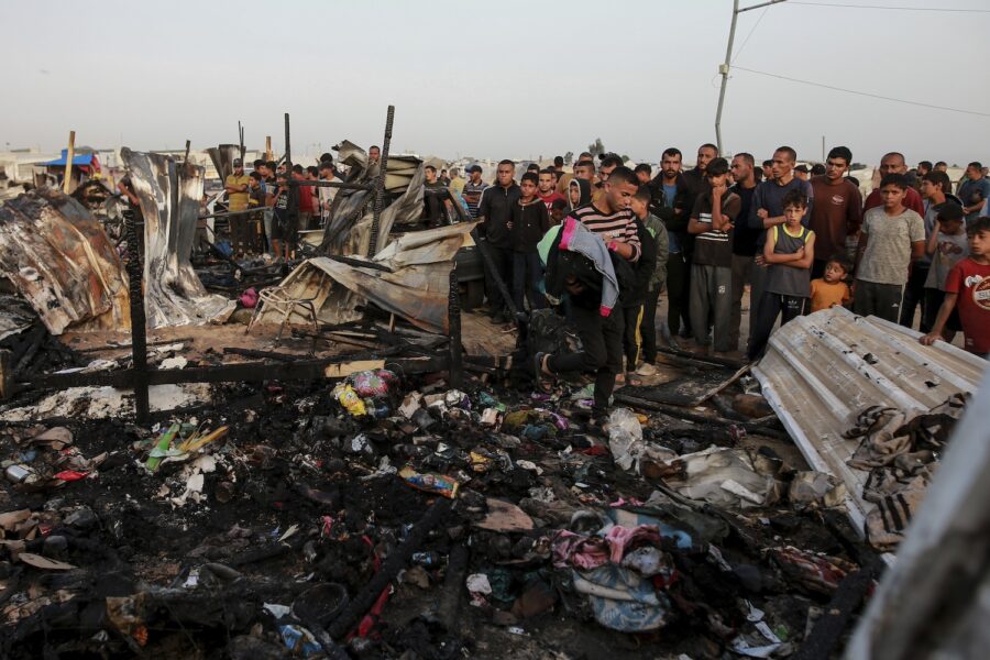 Palestinier samlade runt förstörelsen efter ett israeliskt luftangrepp mot ett område med internflyktingar, ett av flera tillfällen där Israel anklagas för att ha begått krigsbrott.