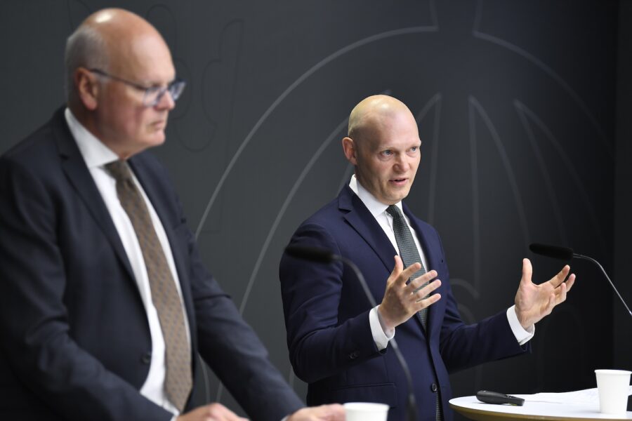 Finansmarknadsministern Niklas Wykman (M) (th) håller pressträff tillsammans med utredare Mats Dillén (tv) i samband med att han tar emot utredningen om finansiering och riskdelning vid investeringar i nya kärnkraftsreaktorer.