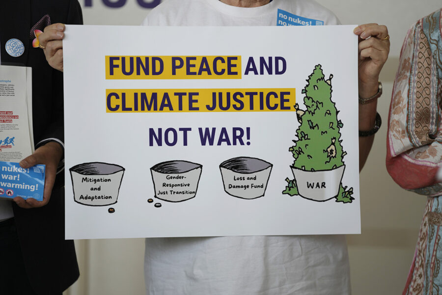 Banner med texten Fund peace and climate justice not war!