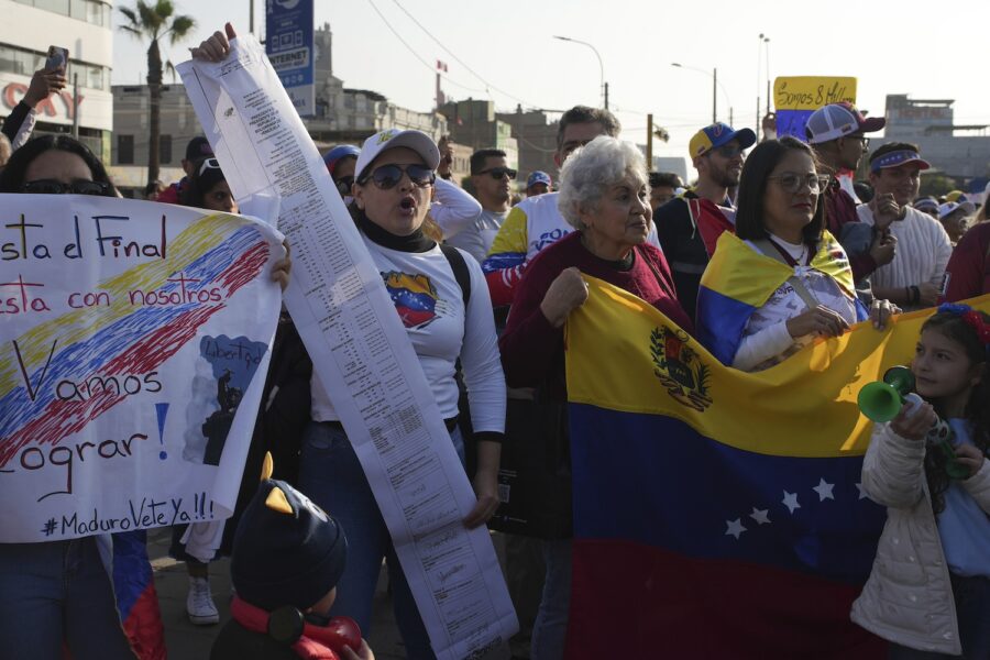 Demonstranter i Venezuela håller flaggor och listor med valresultat.