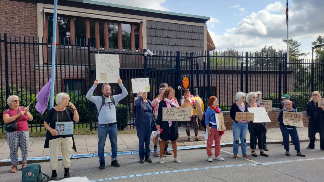 I Stockholm arrangerade XR Stockholm en demonstration vid norska ambassaden för att protestera mot oljemötet ONS i Stavanger, Norge.