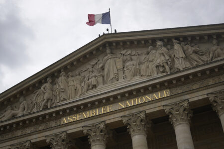Nationalförsamlingen med en fransk flagga på taket