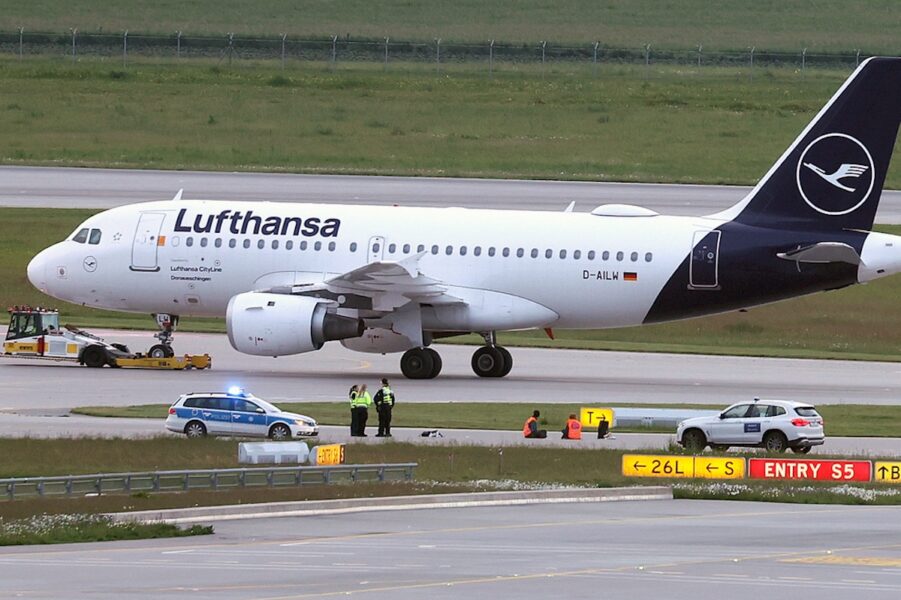 Klimataktivister på en landningsbana på München flygplats.