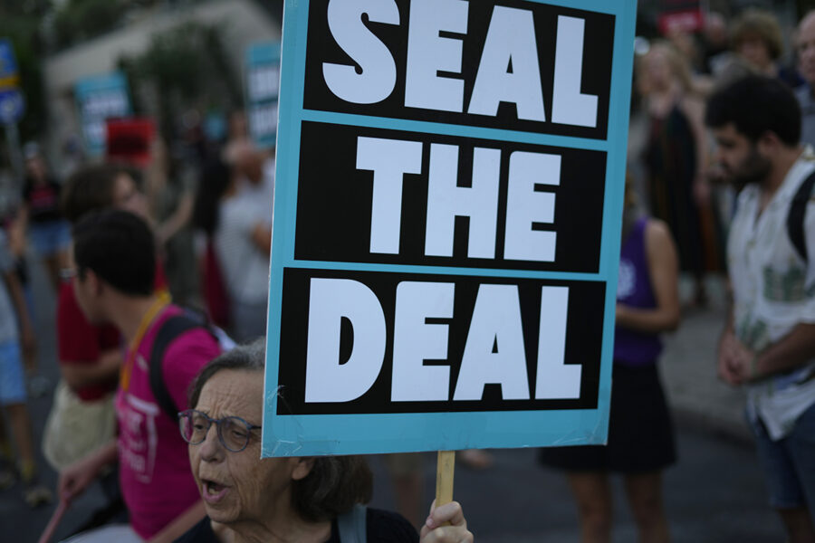 Protester, skylt med texten Seal the deal.