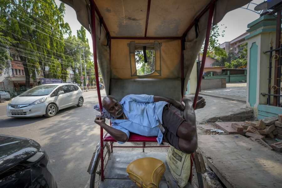 En sovande rickshaw-förare.