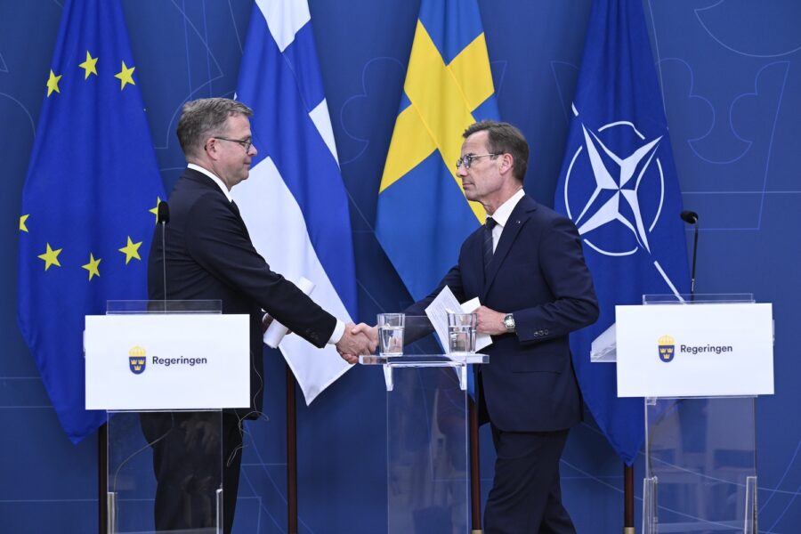 Finlands statsminister Petteri Orpo och Ulf Kristersson skakar hand.