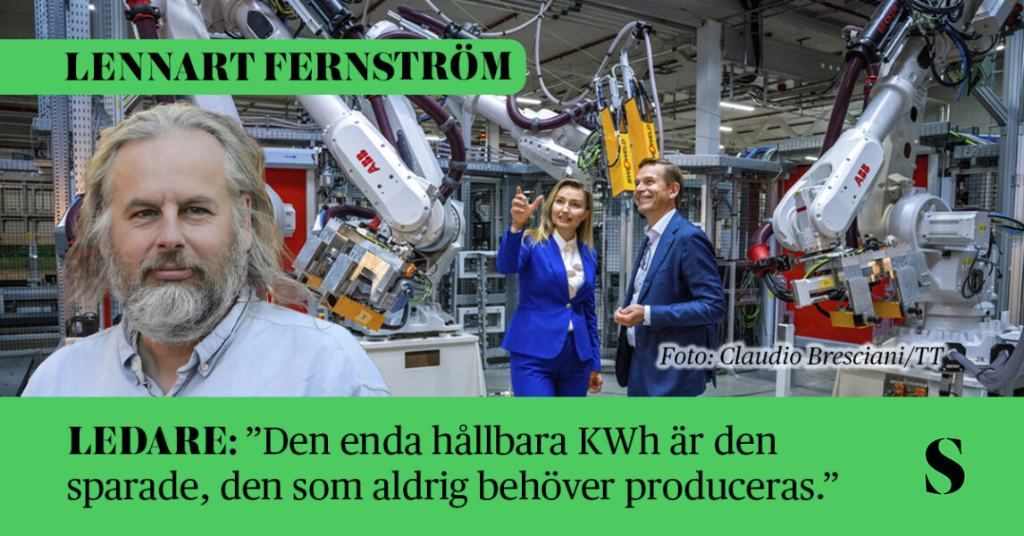 Ebba Busch och Ulf Kristersson i en batterifabrik. Skribenten i förgrunden.