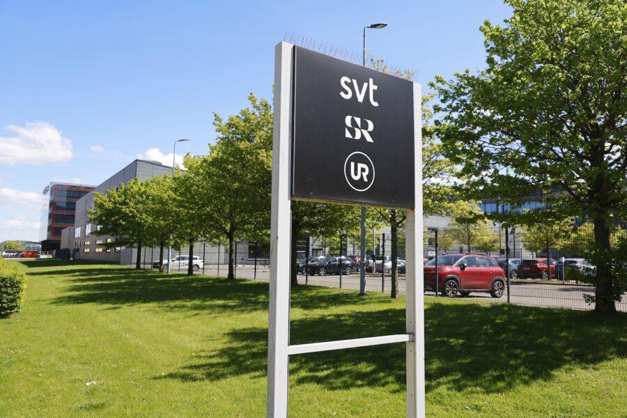 Skylt med SVT, SR och UR skrivet på.