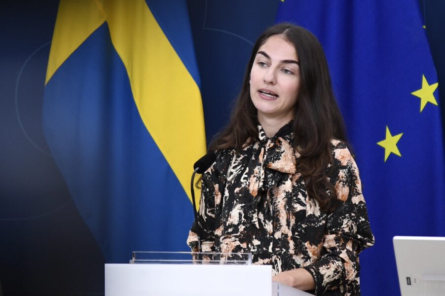 Klimat- och miljöminister Romina Pourmokhtari i talarstol